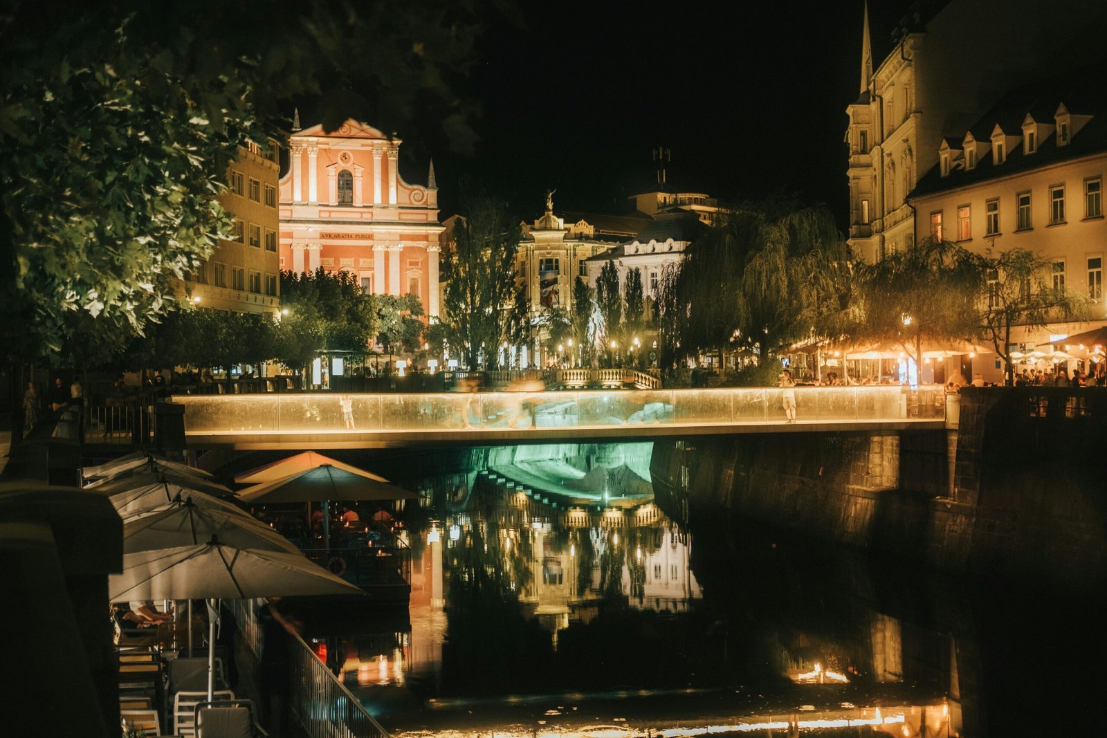 a bridge over a river in a city